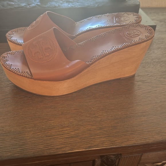 Tory Burch brown/tan heels. Worn only a few times. Size: 9m. - Picture 4 of 7